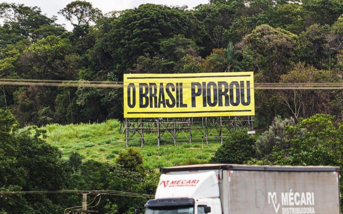 Ativistas instalam outdoors com cr&iacute;ticas a Bolsonaro