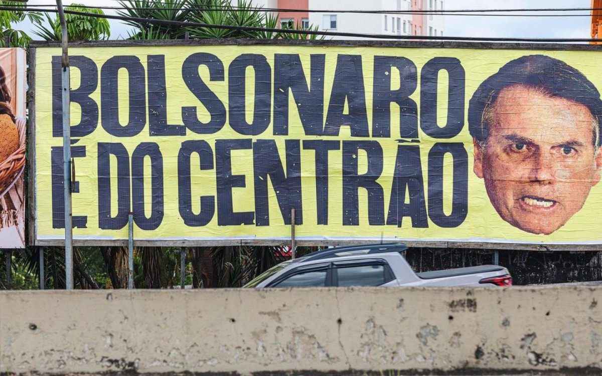 Ativistas instalam outdoors com cr&iacute;ticas a Bolsonaro