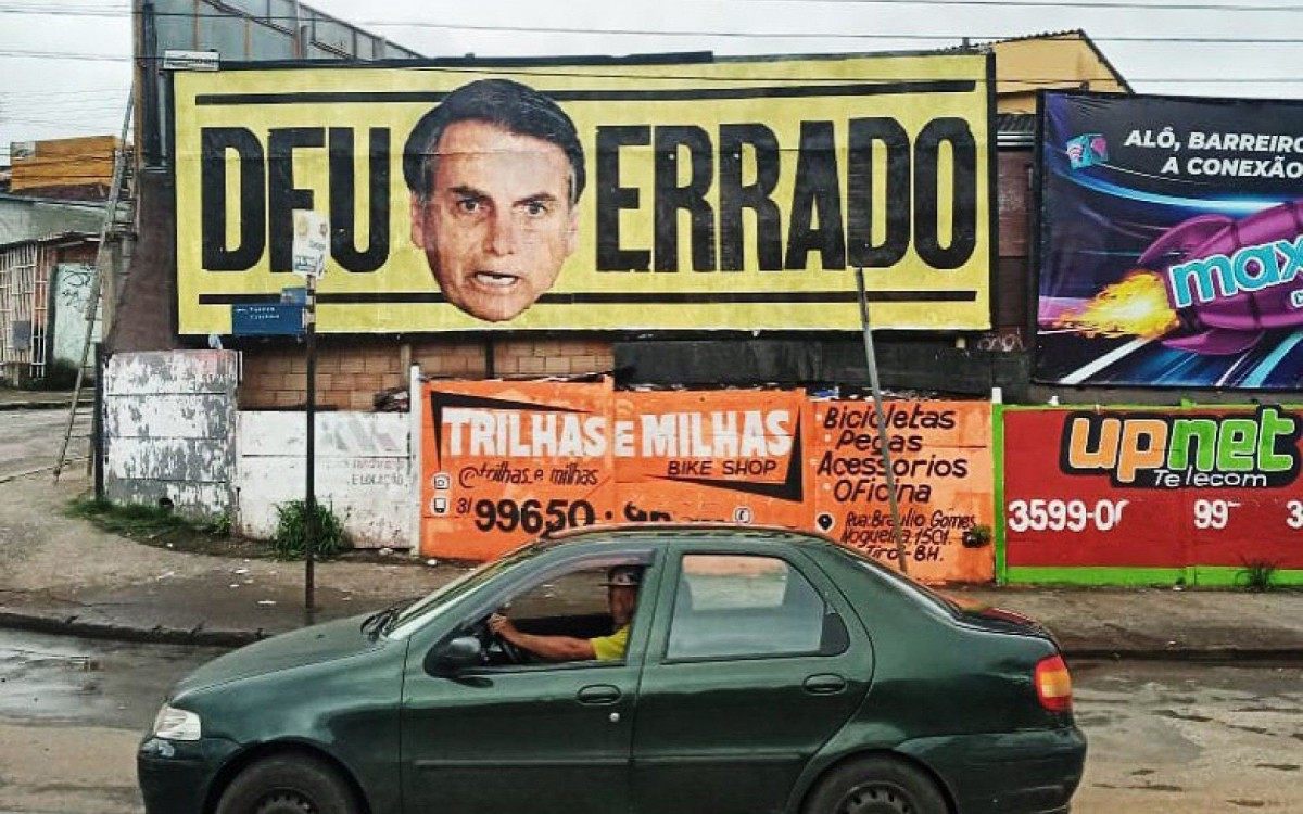 Ativistas instalam outdoors com cr&iacute;ticas a Bolsonaro