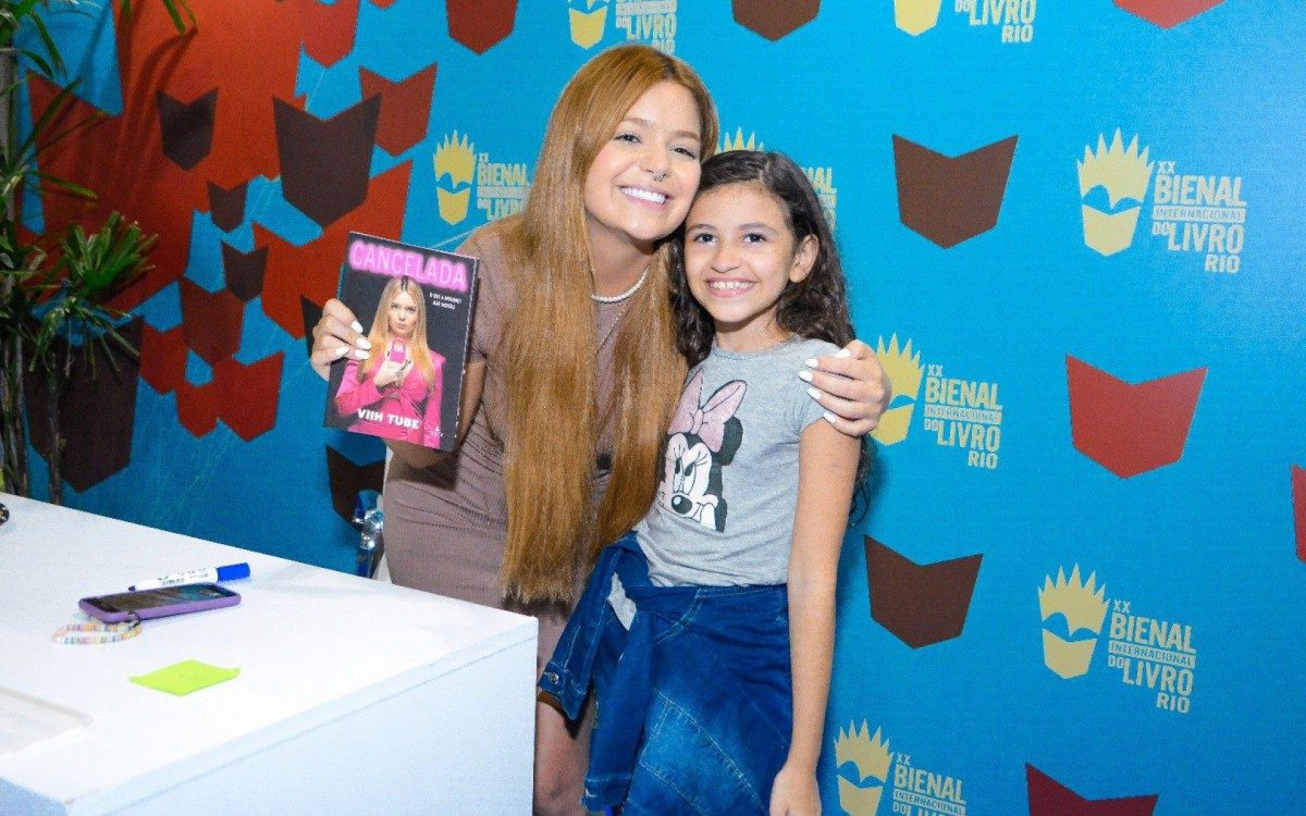 Viih Tube faz sess&atilde;o de aut&oacute;grafos na Bienal do Livro Rio, no Riocentro, Zona Oeste da cidade, nesta quarta-feira