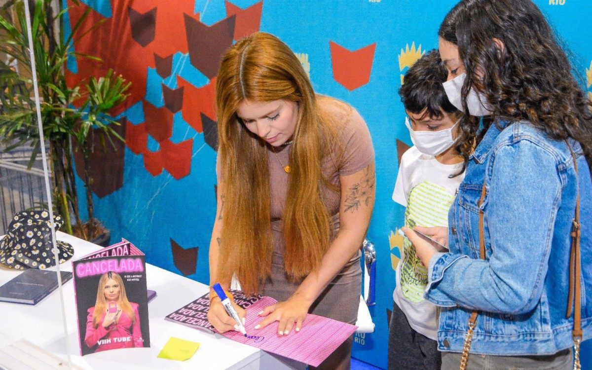 Viih Tube faz sess&atilde;o de aut&oacute;grafos na Bienal do Livro Rio, no Riocentro, Zona Oeste do Rio, nesta quarta-feira