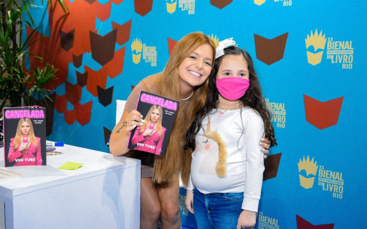 Viih Tube faz sessão de autógrafos na Bienal do Livro Rio, no Riocentro, Zona Oeste da cidade, nesta quarta-feira - Ag. News