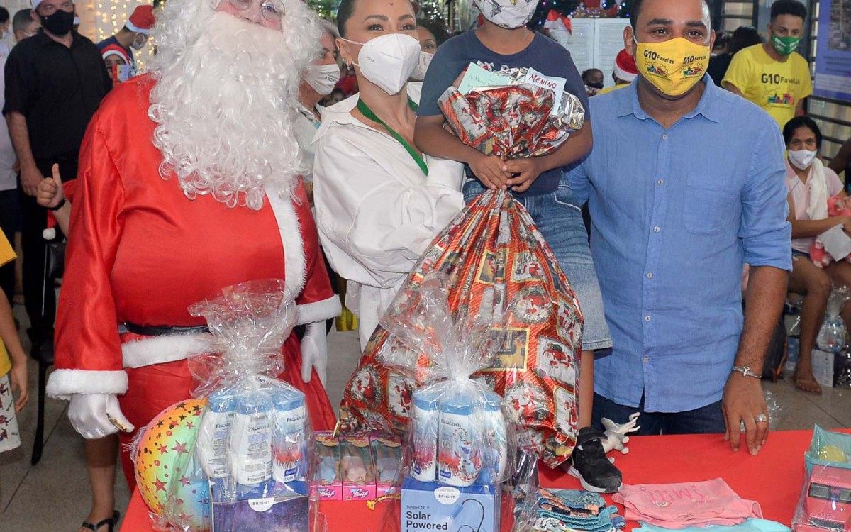 Apresentadora visitou a Vila Natal Encantado - A Magia na Favela, um espa&ccedil;o decorado com temas natalinos, e presenteou as crian&ccedil;as