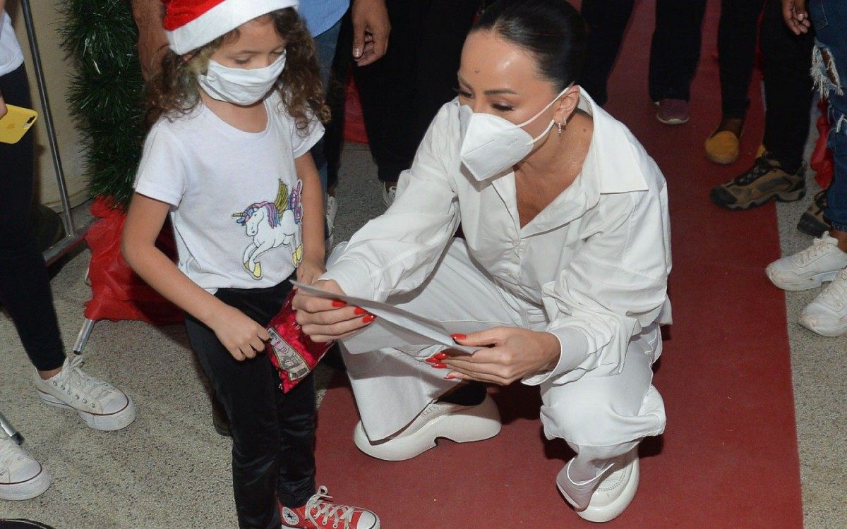 Sabrina Sato deu um show de simpatia com os pequenos e at&eacute; leu a cartinha de uma menina do local