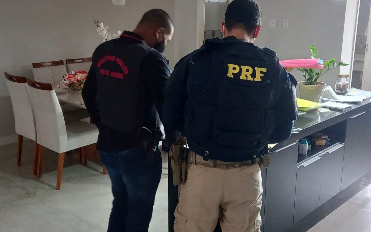 Agentes cumprem mandados de busca e apreensão em operação conjunta com o MPRJ - Divulgação / PRF