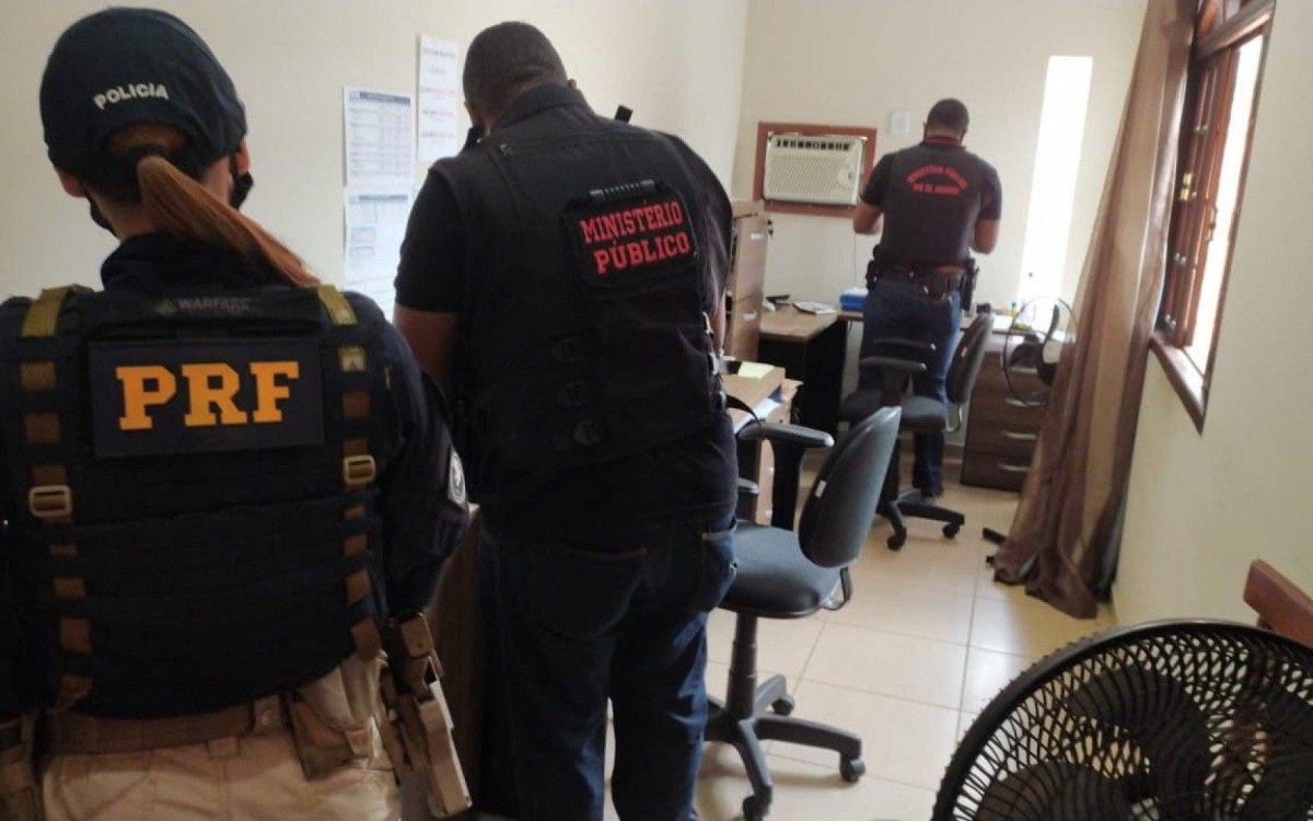 Agentes cumprem mandados de busca e apreensão em operação conjunta com o MPRJ - FOTOS Divulgação / PRF