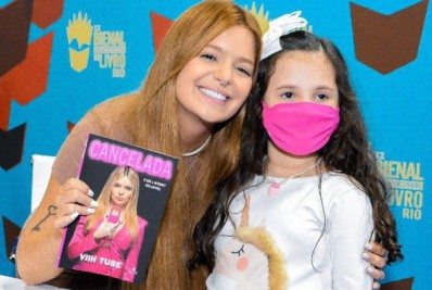 Depois de 'passar o rodo' na Farofa da Gkay, Viih Tube faz sessão de autógrafos na Bienal do Livro