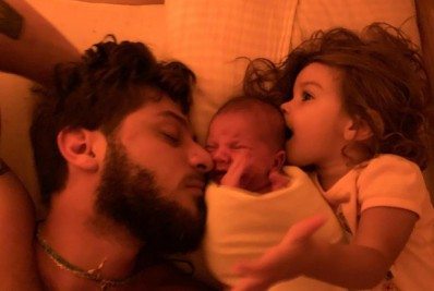 Fofura! Laura Neiva posta foto de Chay Suede com os filhos: 'Eu amo vocês