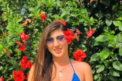 Mulher agredida por ex-jogador do Corinthians expõe marcas na região dos seios