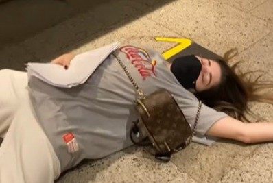 Gkay desmaia ao ver a quantidade de boletos da 'Farofa' para pagar