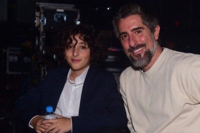 Marcos Mion confere estreia do filho caçula como tenor