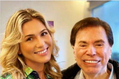 Após não ter o contrato com o SBT renovado, Lívia Andrade posa ao lado de Silvio Santos