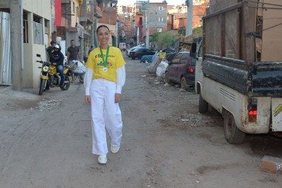 Boa ação! Sabrina Sato faz doação de brinquedos em comunidade de São Paulo