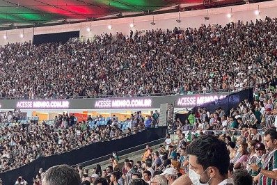 Maracanã exibe propaganda de sócios-torcedores do Flamengo durante partida do Fluminense