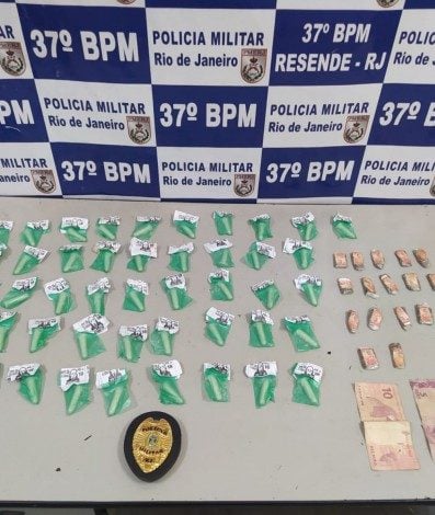 Foram apreendidos 46 pinos de cocaína, 17 trouxinhas de maconha, R$ 20 e um celular.