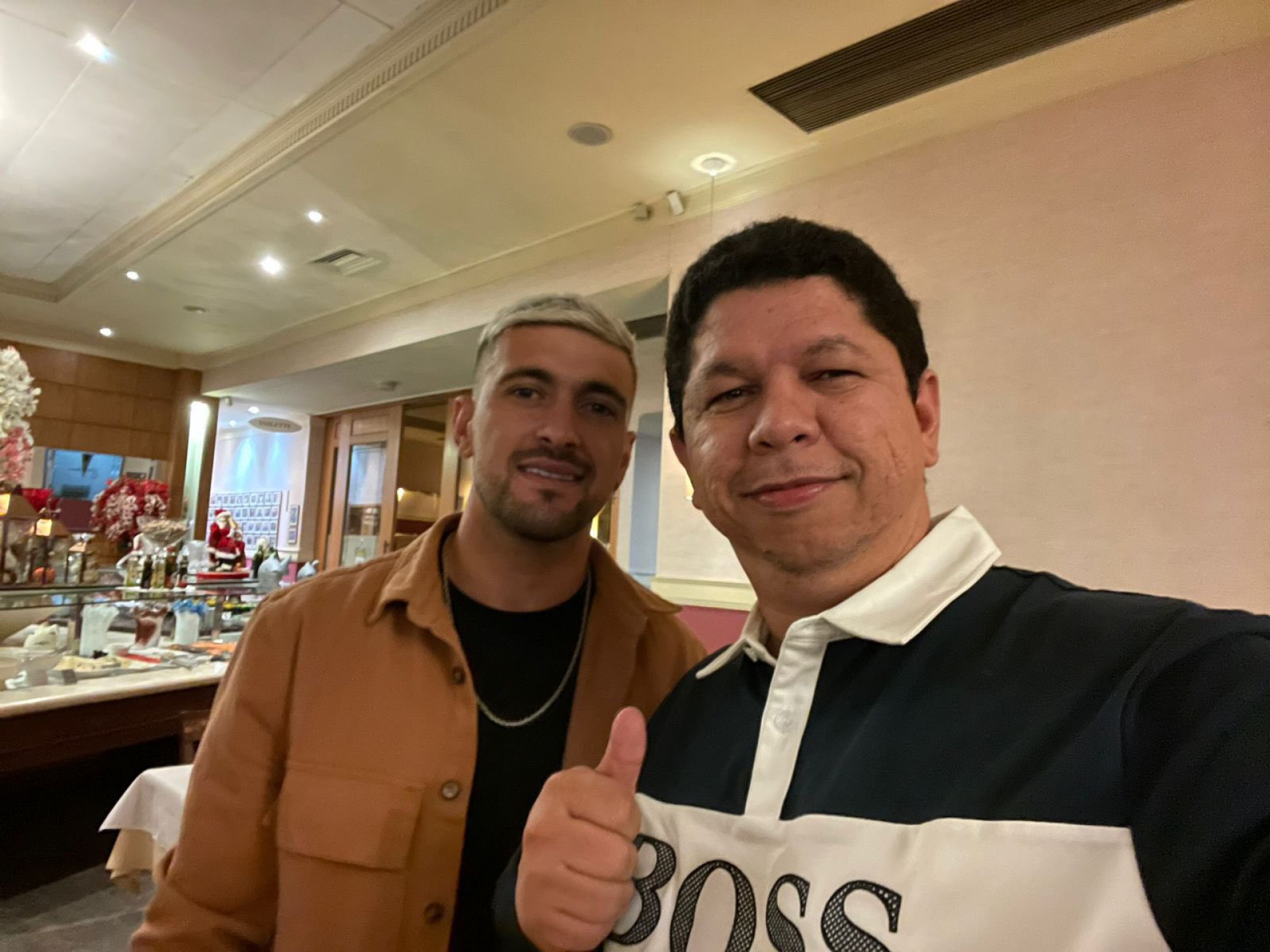 Anitta e Arrascaeta em restaurante de São Paulo - reprodução do instagram