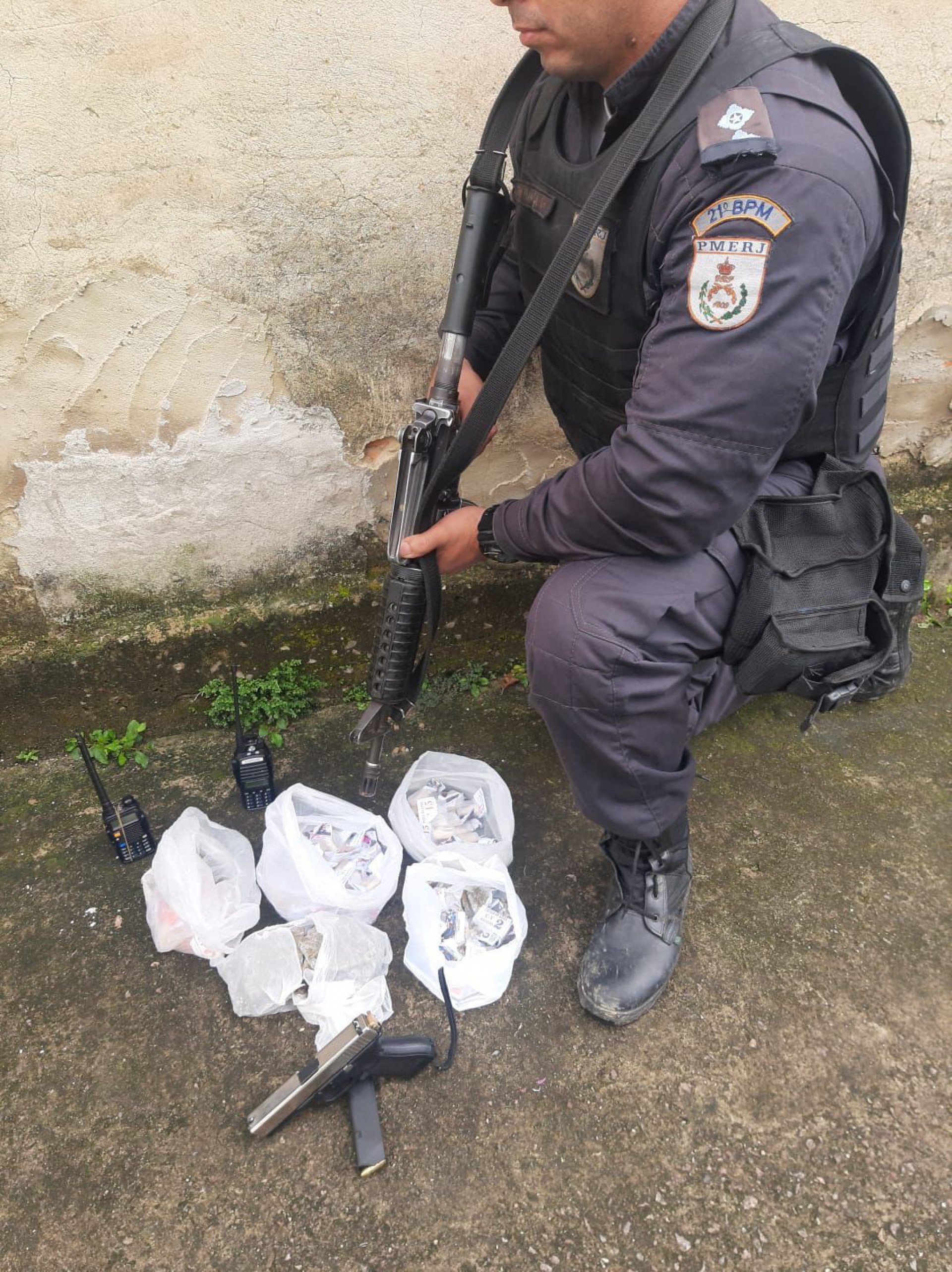 PM prende suspeito de tráfico de drogas em Meriti