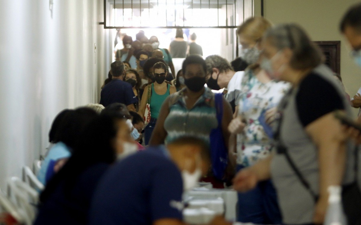 Geral - Vacina&ccedil;ao contra gripe no Rio de Janeiro. Na foto, movimenta&ccedil;ao no posto de saude, Heitor Beltraona Tijuca, zona norte do Rio.