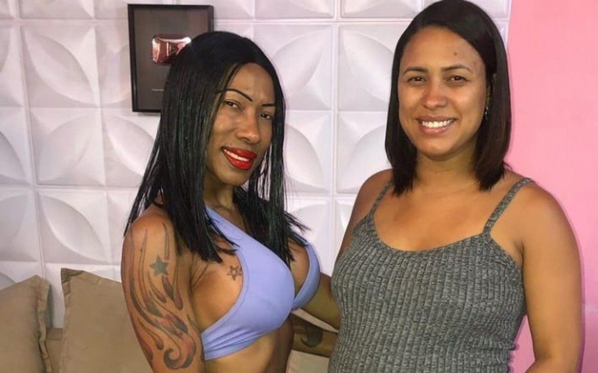 In&ecirc;s Brasil posa com a filha para anunciar chegada do segundo neto 