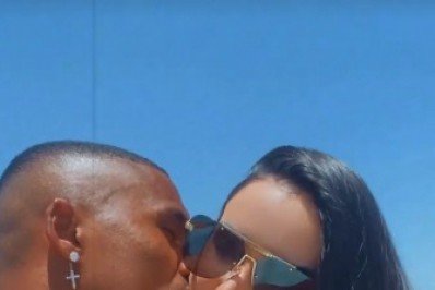 Ventilado no Flamengo, Douglas Costa posta foto ao lado de esposa no Rio