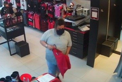 Homem furta celular de caixa de loja em shopping de Araruama