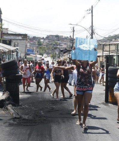 Manifestação de moradores da Serrinha, em Madureira, Zona Norte do Rio, pedindo o fim das operações no local - Reginaldo Pimenta / Agencia O Dia