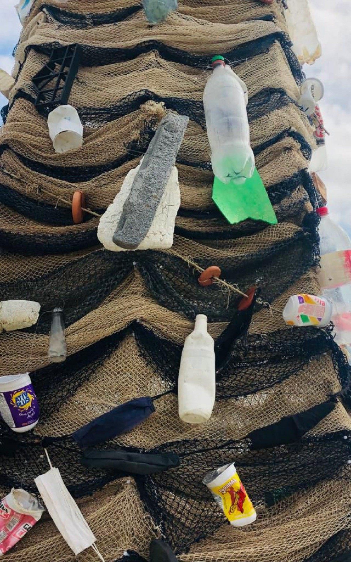 Lixo deixado na praia serviu para decorar 