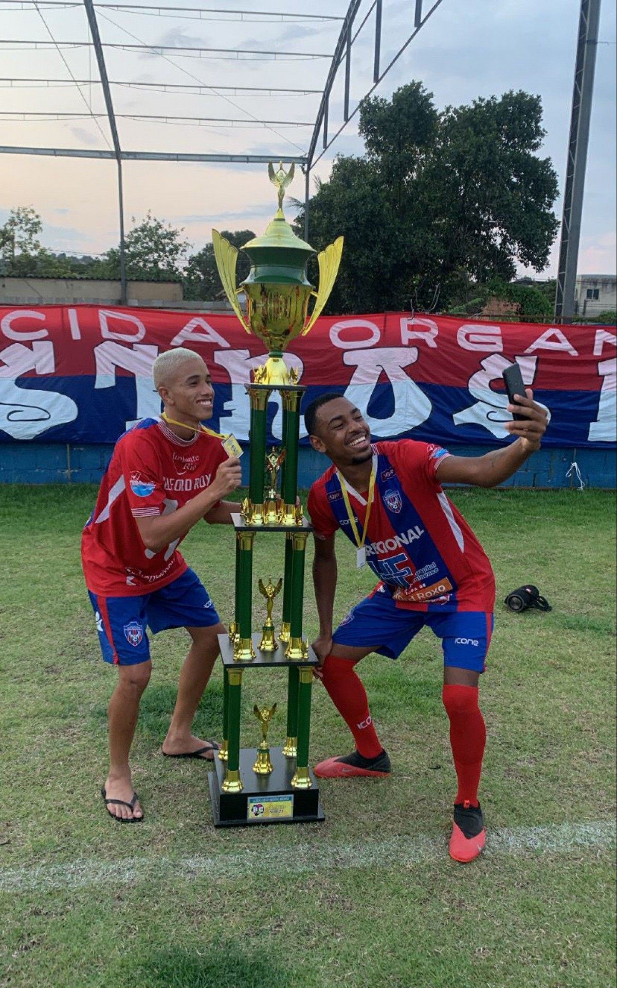 Dentinho (cabelo louro), que marcou o gol no tempo normal, e George com o trof&eacute;u