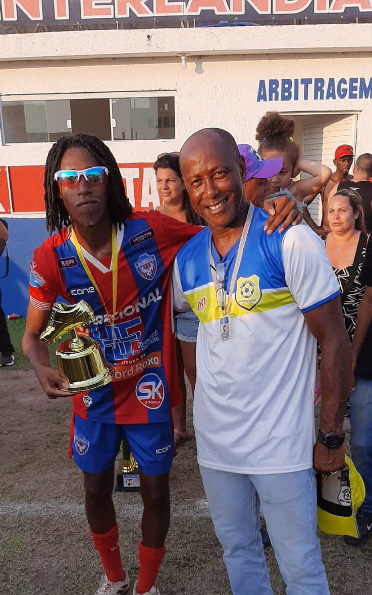 O atacante Luan com o trof&eacute;u de artilheiro da competi&ccedil;&atilde;o