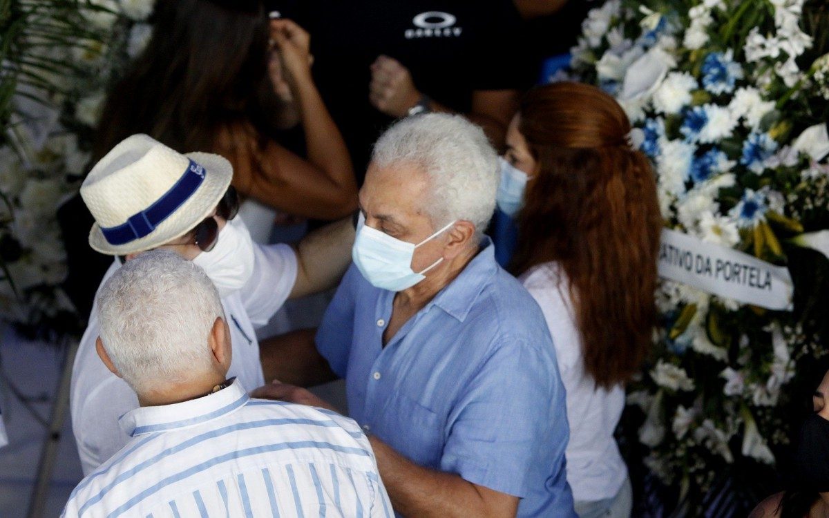 Geral - Velorio do Monarco, na quadra da Escola de Samba Portela, em Madureira, zona norte do Rio. Na foto, homenagem a Monarco. - Reginaldo Pimenta / Agencia O Dia