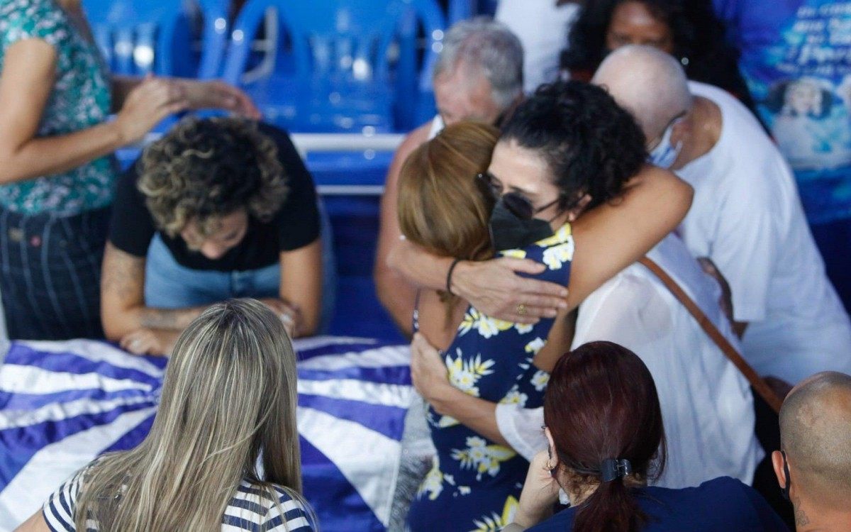 Marisa Monte consola a viúva de Monarco - Reginaldo pimenta/agência o dia