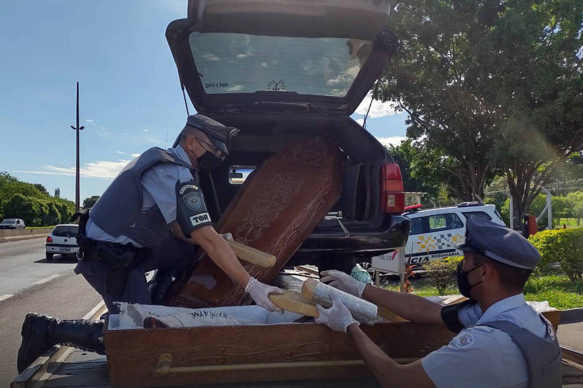 Polícia apreende tabletes de maconha dentro de um caixão em São Paulo - Divulgação