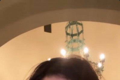 Chocada! Gkay abre presente de R$ 70 mil: 'Cogitei vender'