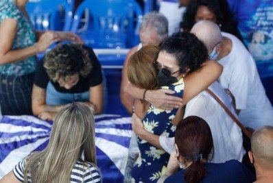 Marisa Monte comparece ao velório de Monarco: 'Um brilhante compositor'