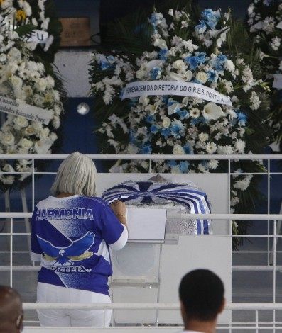 Geral - Velorio do Monarco, na quadra da Escola de Samba Portela, em Madureira, zona norte do Rio. Na foto, homenagem a Monarco. - Reginaldo Pimenta / Agencia O Dia