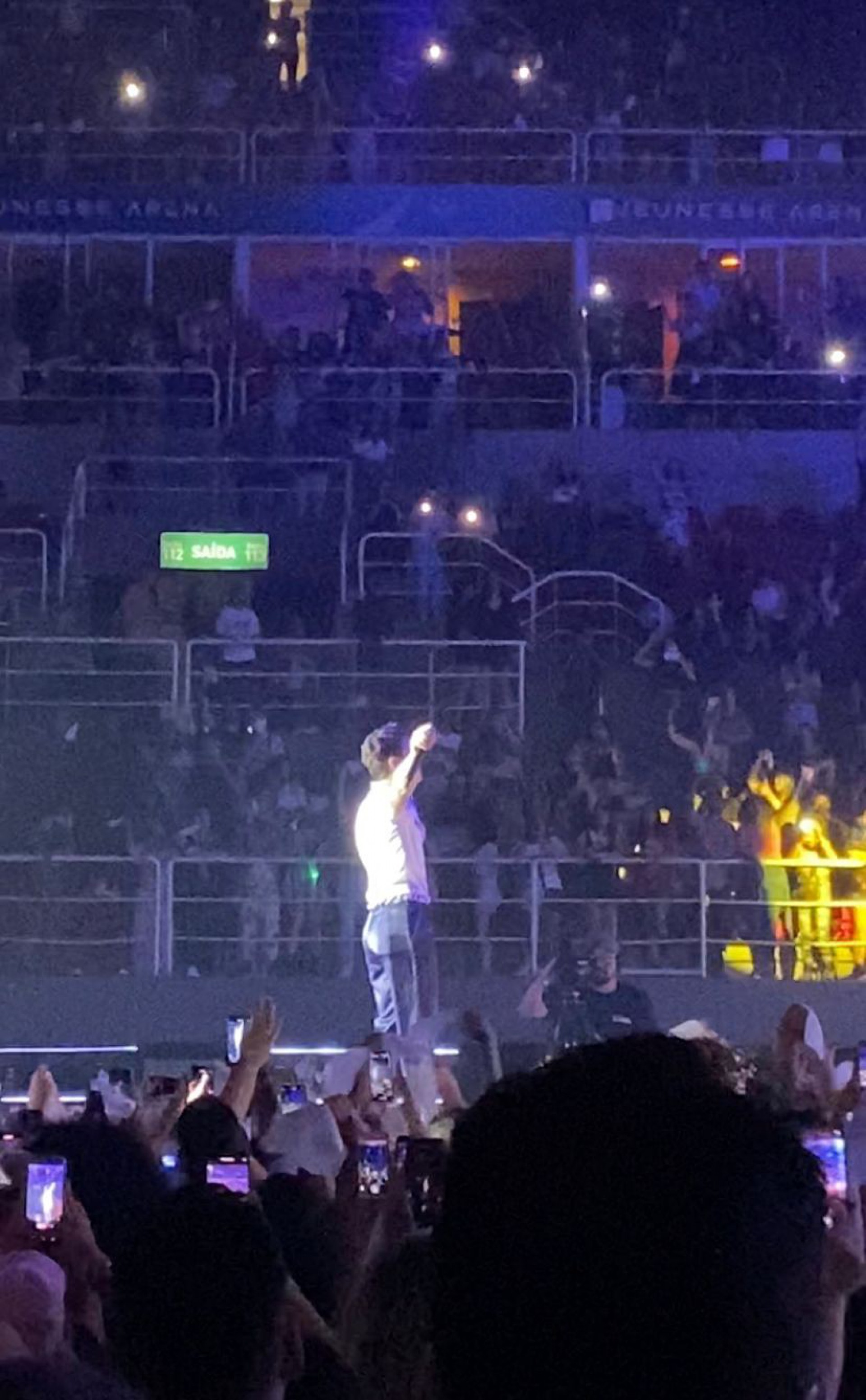 Vídeo! Em volta aos palcos, Luan Santana faz homenagem a Marília Mendonça e Paulo Gustavo