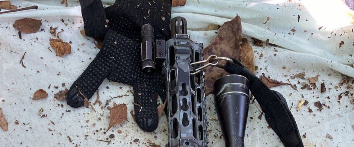 Militares apreenderam fuzil, pistola, revólver, rádios comunicadores e drogas