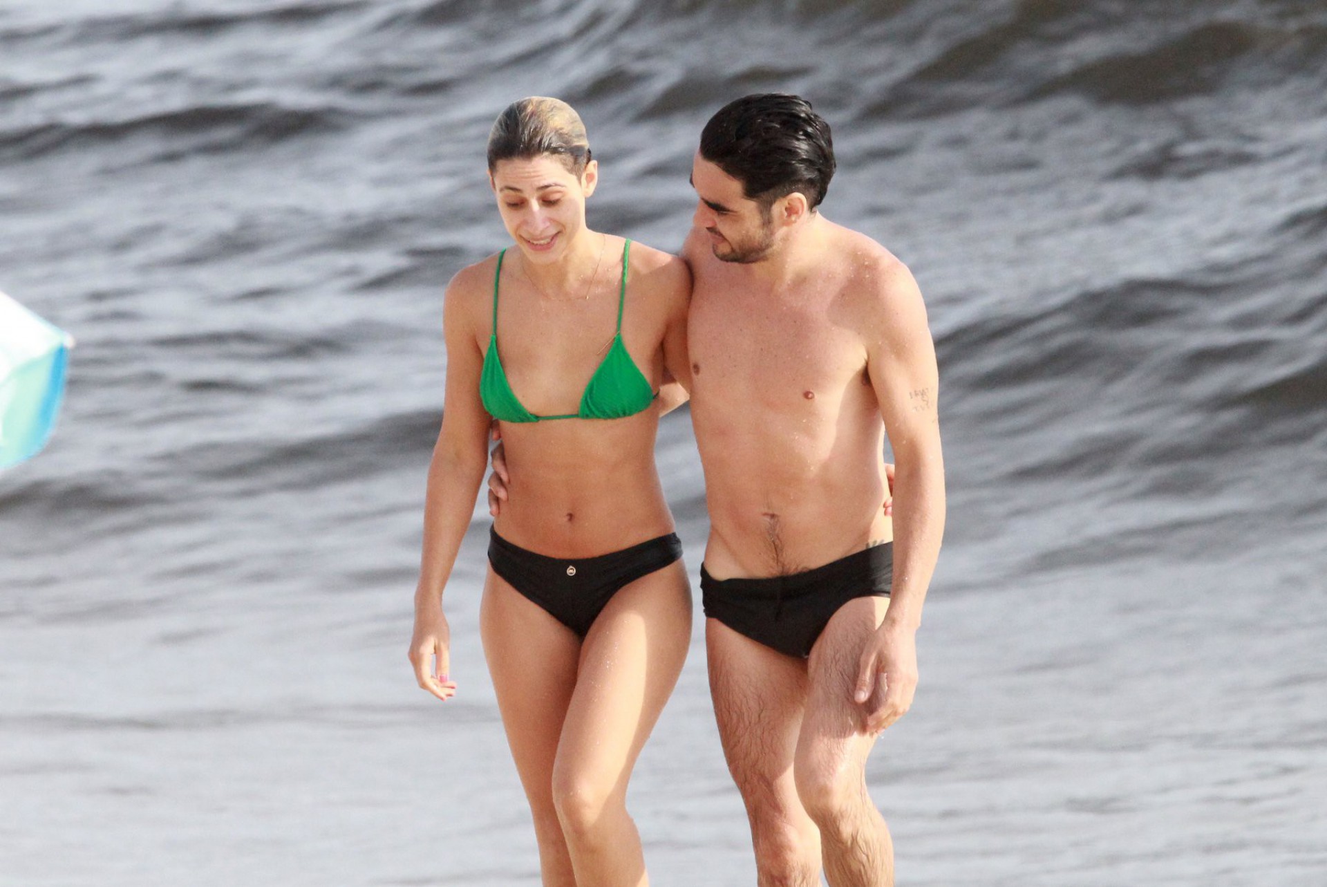 Luisa Arraes e Caio Blat curtem dia de praia na Zona Sul -  