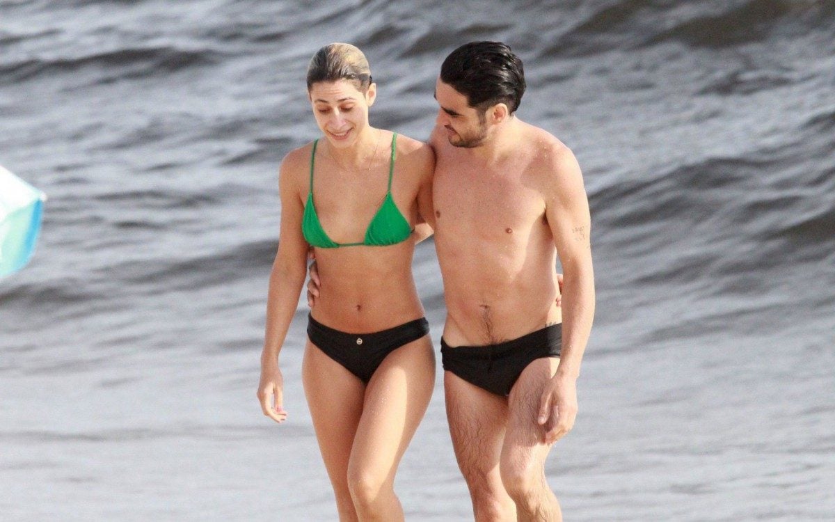 Luisa Arraes e Caio Blat curtem dia de praia na Zona Sul -  