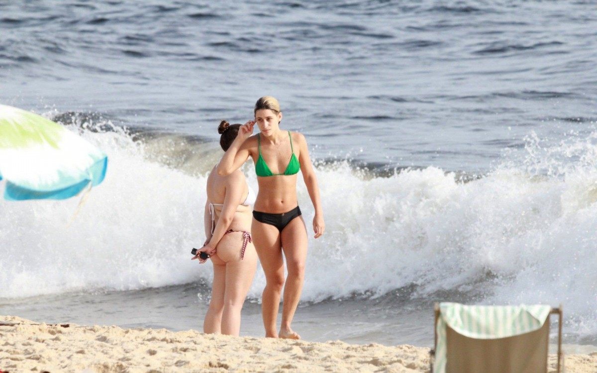 De biqu&iacute;ni, Luisa exibiu a barriga chapada