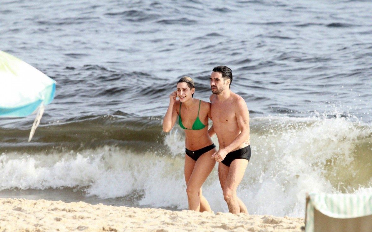 Casal se refrescou com um banho de mar