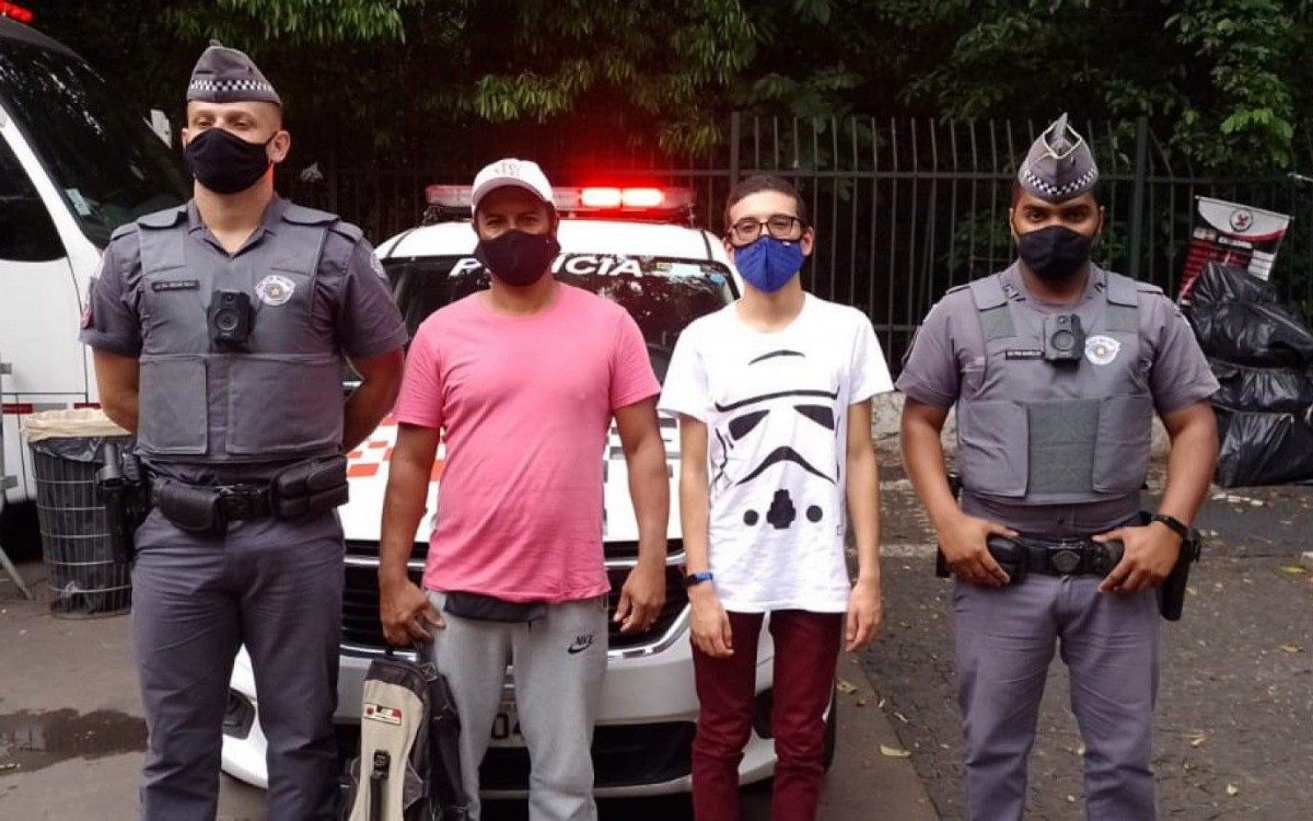 Familiares postaram foto nas redes sociais do estudante (camisa branca), ao lado do tio (camisa rosa) e dos policiais militares, que localizaram Rodrigo, visivelmente, desorientado nas ruas da capital paulista        