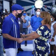 Diogo Nogueira consola a viúva de Monarco, dona Olinda durante o velório. - Ag.news