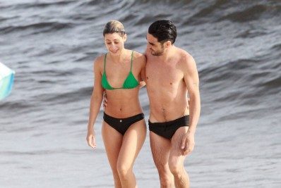 Caio Blat e Luisa Arraes aproveitam dia de sol em praia da Zona Sul do Rio