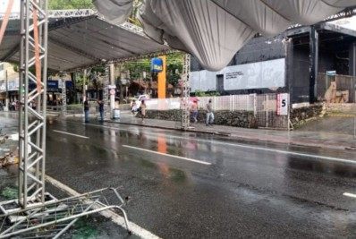 Vento abala estrutura metálica no centro de Barra Mansa
