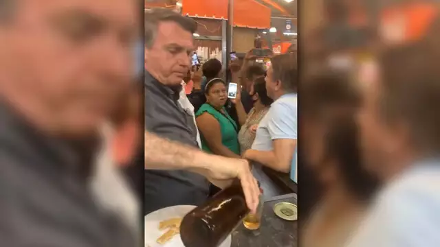 Após cancelar ida a evento no Paraguai, Bolsonaro surge comendo pastel no MS