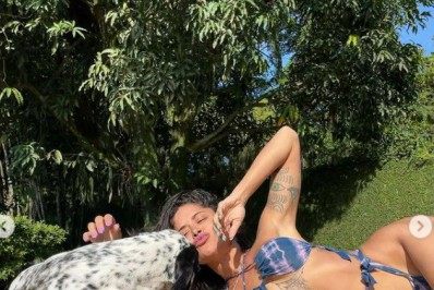 Aline Campos ostenta boa forma ao posar de biquíni cavado