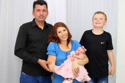 Mãe de bebê vacinado por engano contra covid-19 diz que achou que filha 'fosse morrer' 