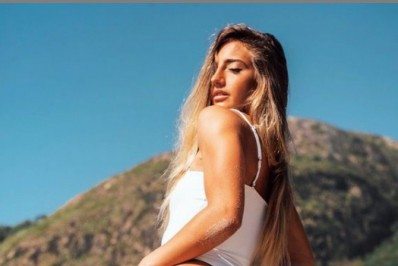Bruna Griphao dá empinadinha no bumbum ao posar para foto