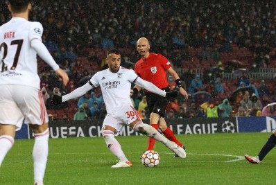 Zagueiro é vítima de assalto em casa e sofre agressão